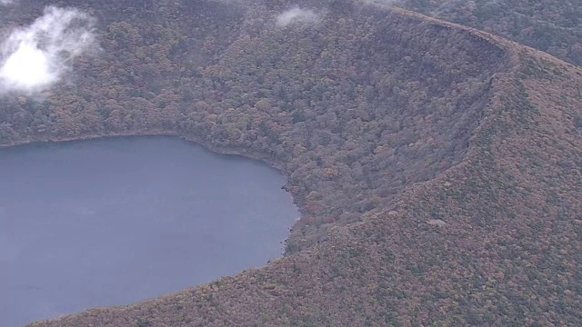 AERIAL, Onami-ike，日本雾岛山火山口湖视频素材