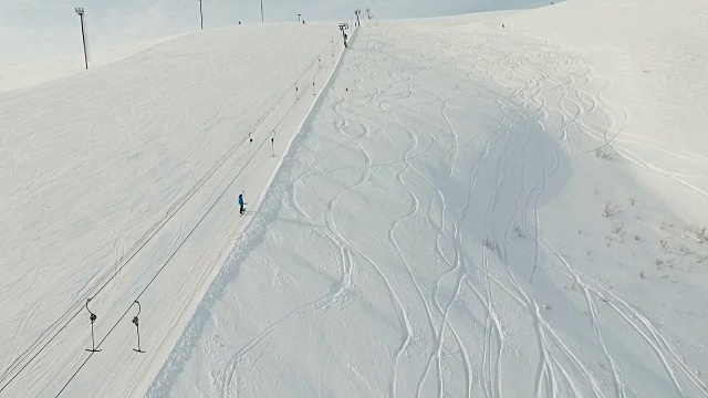 在滑雪缆车上滑雪视频素材