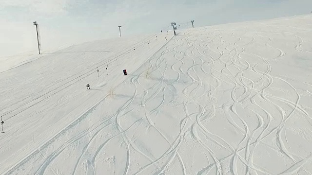 坡附近的滑雪场视频素材