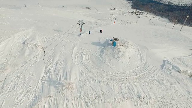 滑雪缆车的顶端视频素材