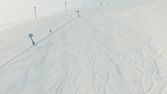 有几个人乘坐滑雪缆车。视频素材