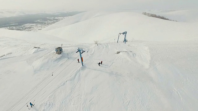 两名滑雪者正从滑雪缆车旁走开视频素材