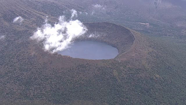 AERIAL, Onami-ike，日本雾岛山火山口湖视频素材