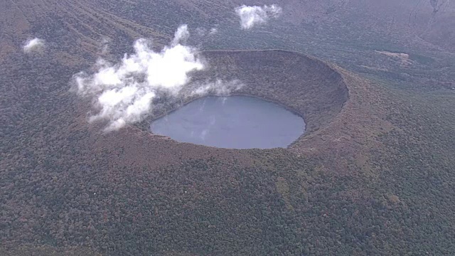 AERIAL, Onami-ike，日本雾岛山火山口湖视频素材