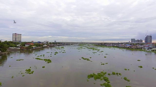 河与天空和云的水面反射视频素材