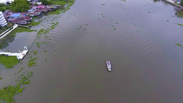 河与天空和云的水面反射视频素材