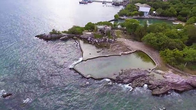 海浪和岩石沿海岸弃港。视频素材