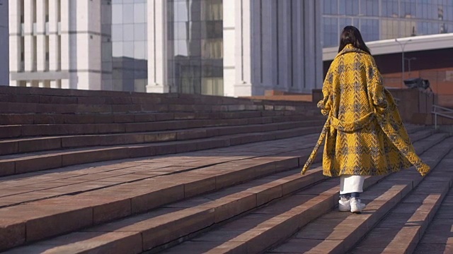 女人上楼梯了视频素材