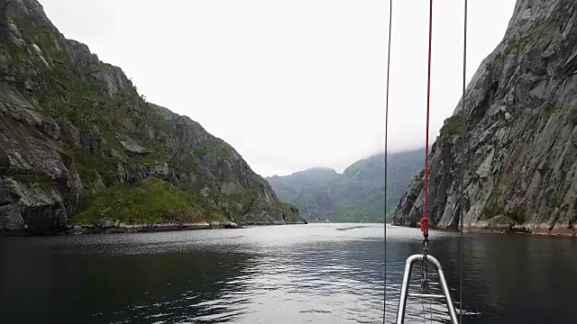 在巨魔峡湾的游艇上漂浮。云在远处的山上视频素材