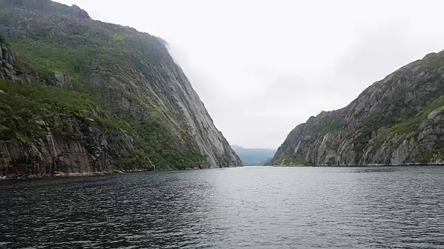 乘着游艇漂出巨魔峡湾。视频素材