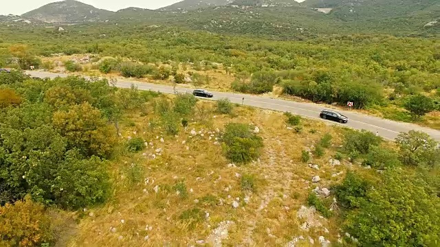 空中:汽车在山路上行驶视频素材