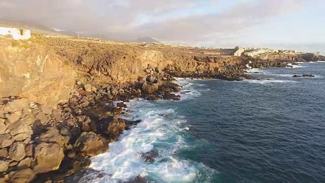 日落时分特内里费岛南部海岸线的鸟瞰图视频素材