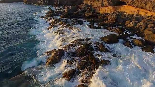 日落时分特内里费岛南部海岸线的鸟瞰图视频素材