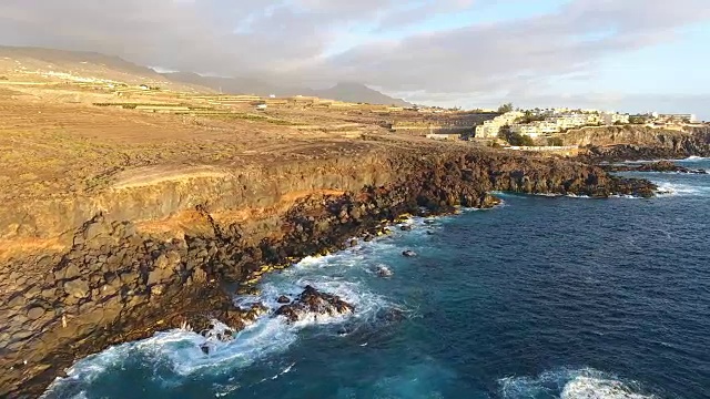 日落时分特内里费岛南部海岸线的鸟瞰图视频素材