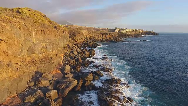 日落时分特内里费岛南部海岸线的鸟瞰图视频素材