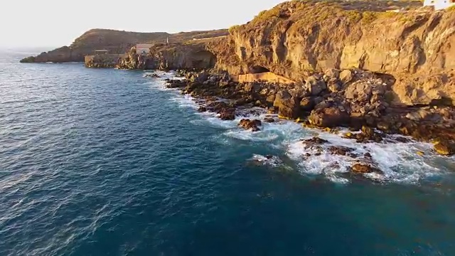 日落时分特内里费岛南部海岸线的鸟瞰图视频素材