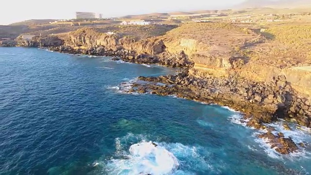 日落时分特内里费岛南部海岸线的鸟瞰图视频素材