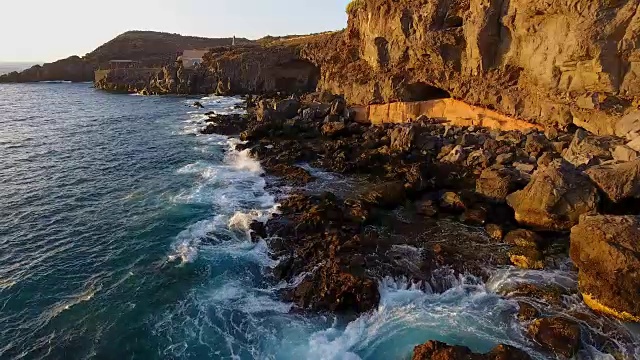 日落时分特内里费岛南部海岸线的鸟瞰图视频素材