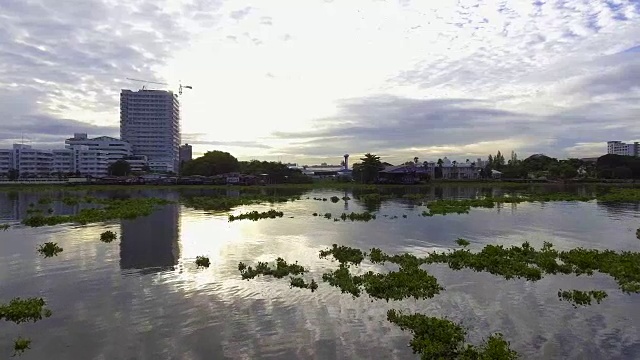 河与天空和云的水面反射视频素材