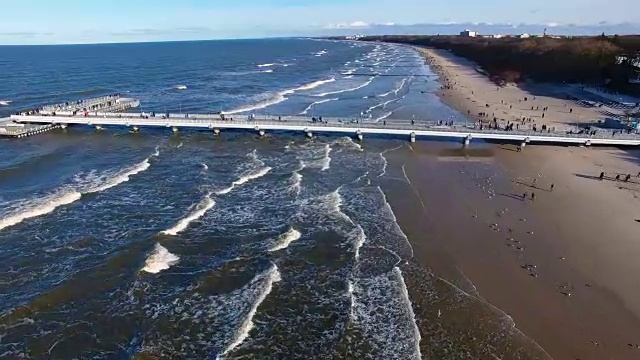 海滩上码头的鸟瞰图视频素材