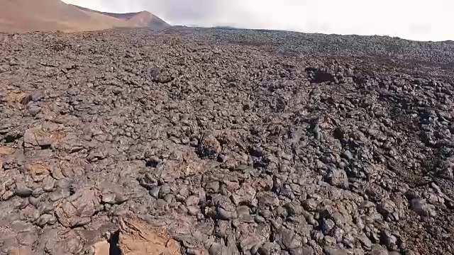 飞过火山的熔岩。熔岩冻结，冻结，变硬。冻结的河流流动的熔岩视频素材