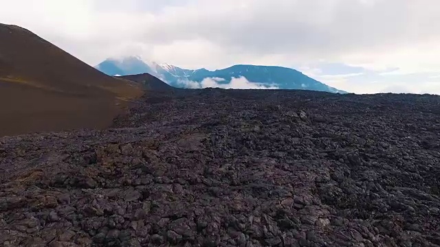 火山和熔岩。航空勘测使火山的岩浆凝固了。乘坐无人机飞行视频素材