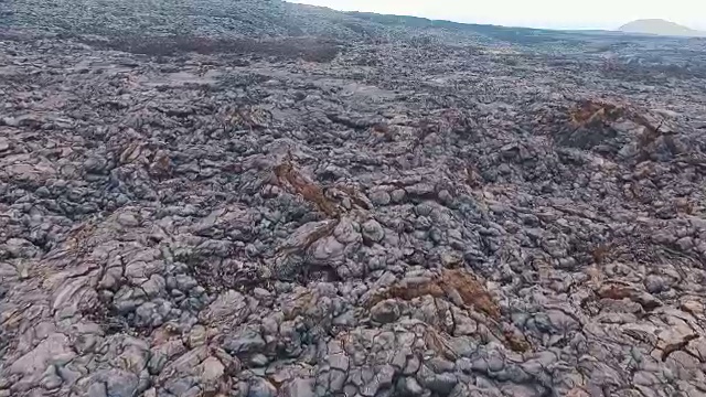 飞过火山。熔岩。岩浆。视频素材