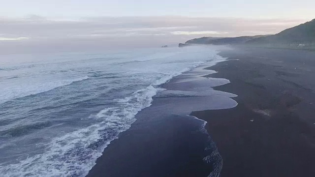 鸟瞰图。夜晚的海洋。视频素材