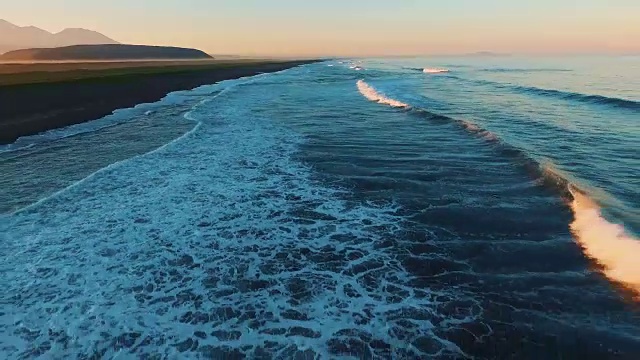 海浪拍打着海岸。美丽的海景和日落视频素材