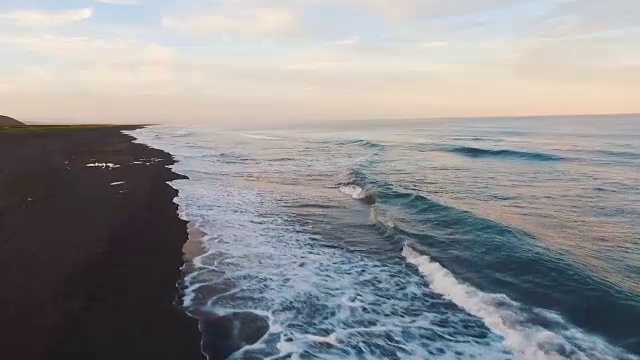 鸟瞰图。摄像机直接飞向大海。夕阳照进镜头视频素材