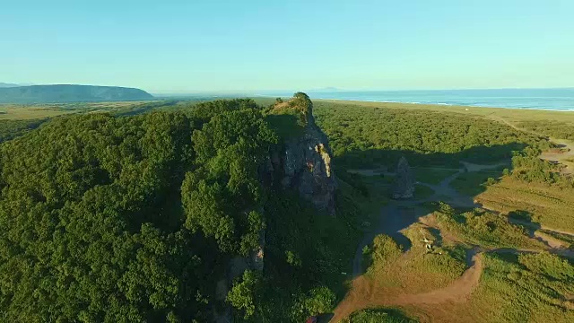 航空摄影机镜头。景观全景。绕着岩石飞。生长在山坡上的树视频素材