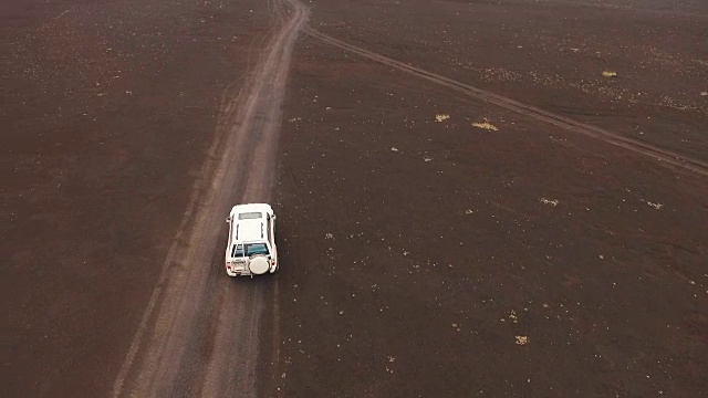 在SUV上的冒险。穿过火山的道路。吉普车穿过熔岩。航拍照片视频素材