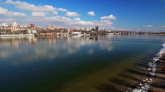 风景优美的春景城市建筑与顿河堤岸。视频素材