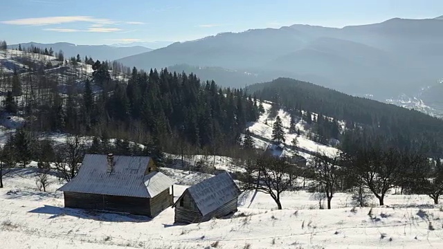 冬季山地景观与乡村在阳光下视频素材