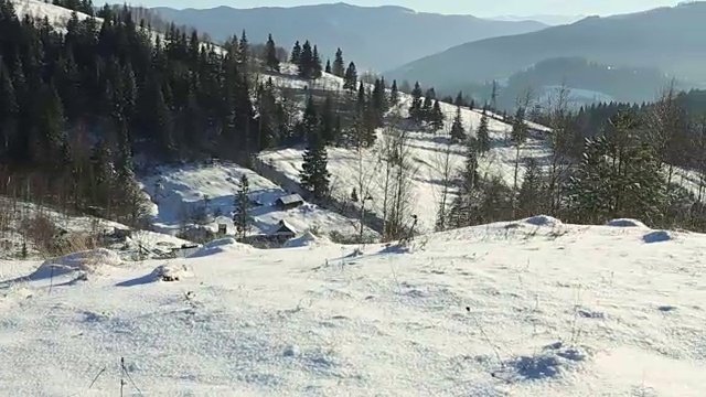 在阳光明媚的日子里冬山的全景拍摄视频素材