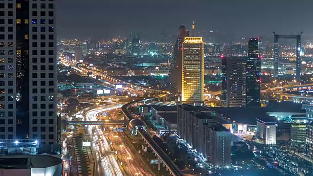 风景优美的迪拜市中心建筑夜景。俯瞰谢赫扎耶德的道路，灯火通明的摩天大楼和交通视频素材