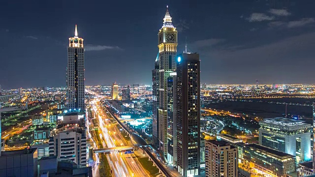 风景优美的迪拜市中心建筑夜景。俯瞰谢赫扎耶德的道路，灯火通明的摩天大楼和交通视频素材