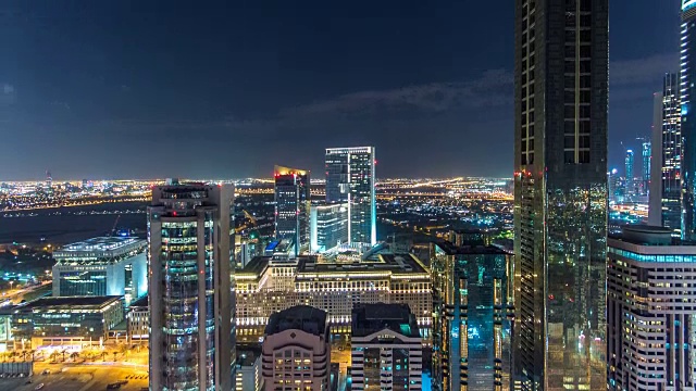 风景优美的迪拜市中心建筑夜景。俯瞰谢赫扎耶德的道路，灯火通明的摩天大楼和交通视频素材