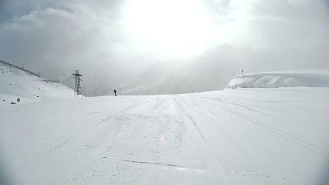 在山上的滑雪坡上移动。视频素材