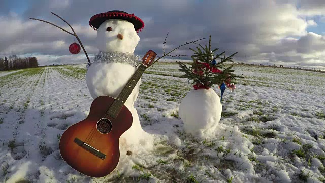 有趣的新年雪人与吉他和圣诞冷杉树，时间流逝视频素材