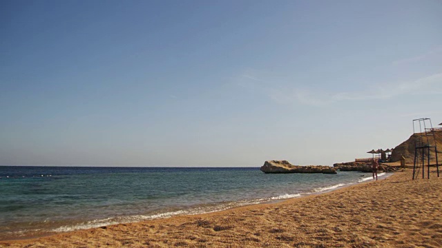 埃及，红海的沙滩和海岸线上的海浪视频素材