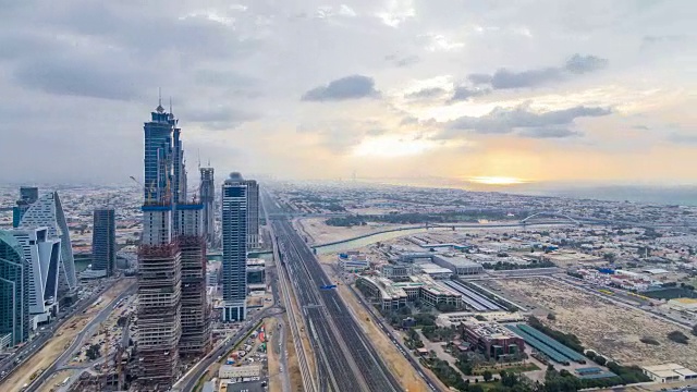 日落前的迪拜商业海湾塔。屋顶视图的一些摩天大楼和新塔正在建设视频素材