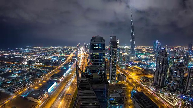 美丽的迪拜夜景全景，阿拉伯联合酋长国。世界著名的摩天大楼视频素材