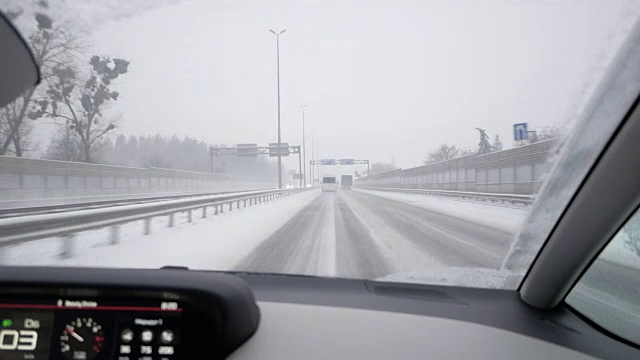 在积雪的公路上开车视频下载