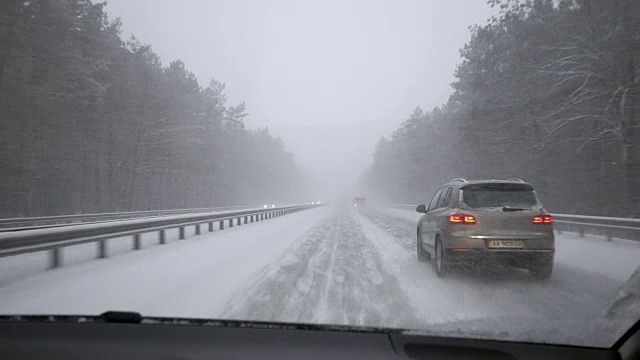 驾驶在暴雪视频下载