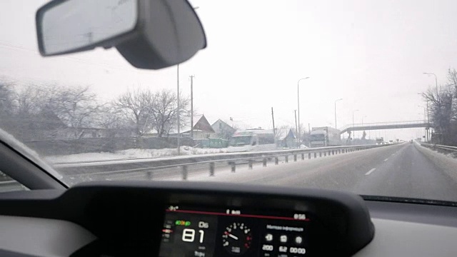 在积雪的公路上开车视频素材