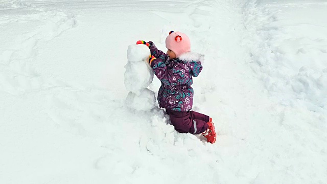 小女孩做雪人视频素材