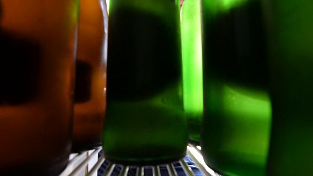 亚洲人把啤酒放在冰箱里视频素材