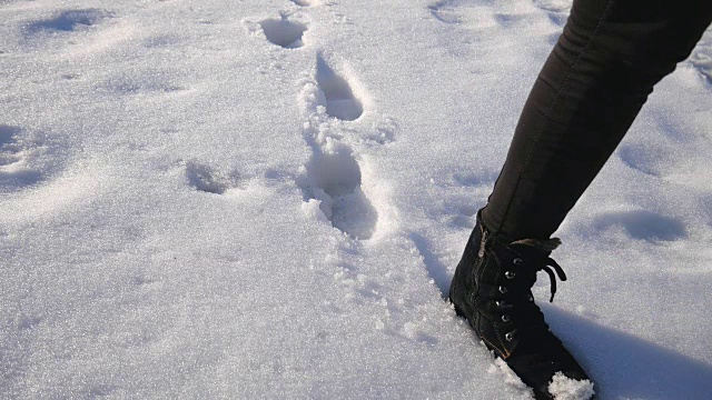 雪天女人的脚踩着雪地的脚印视频素材