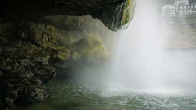 瀑布般的泉水从岛上的山上流下来视频素材